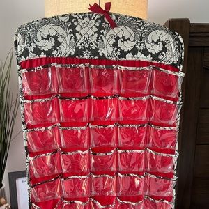 Jewelry hanger organizer. Red, Black, Damask.